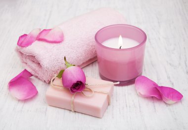 Banyo havlusu, mum ve sabun ile pembe güller