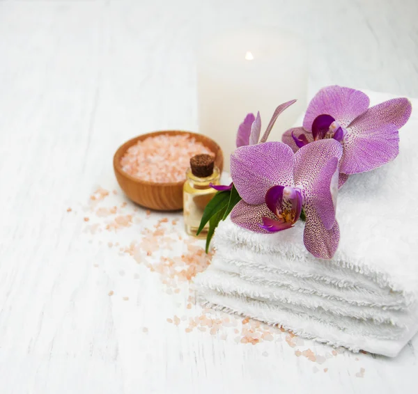 Candle, orcids and towels — Stock Photo, Image