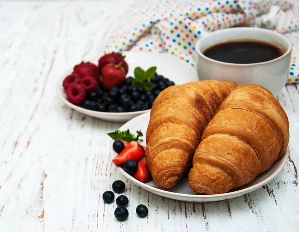 Bayas frescas, café y croissant —  Fotos de Stock