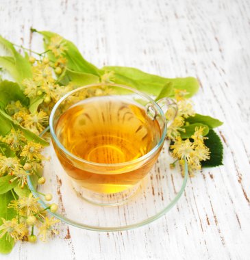 Bir fincan ıhlamur çiçekli bitki çayı.