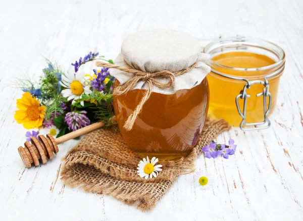 Miele e fiori selvatici — Foto Stock