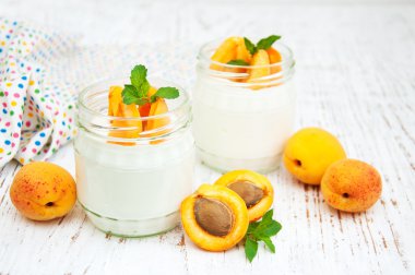 taze kayısı ile tatlı yoğurt