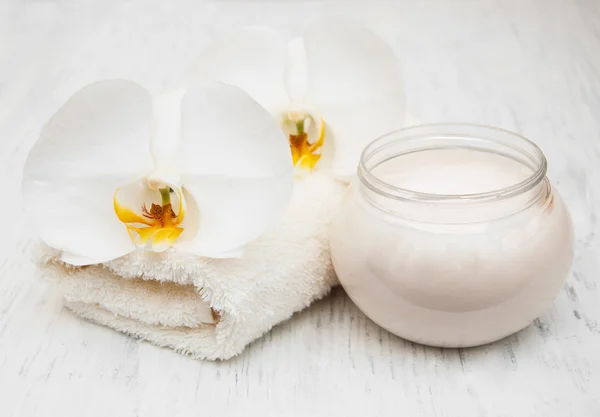 Orquídeas, creme e toalhas de spa — Fotografia de Stock