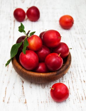 tatlı Erik yaprakları ile