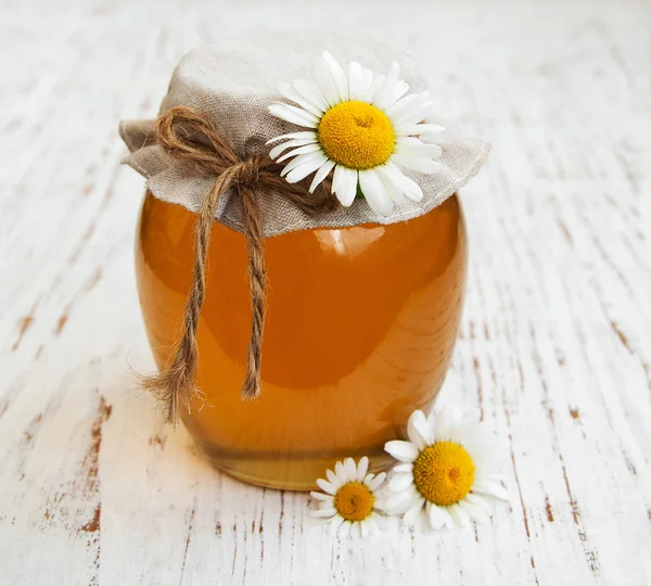 Jar of honey with camomile — Stock Photo, Image