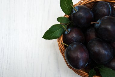 tatlı Erik yaprakları ile