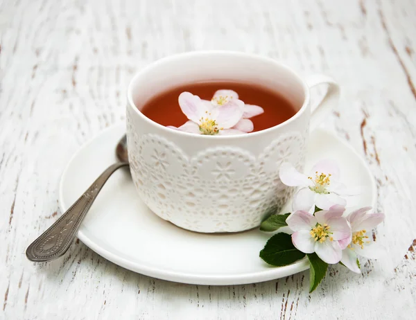 Xícara de chá e flor de maçã primavera — Fotografia de Stock