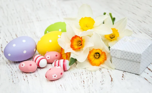Huevos de Pascua y narcisos — Foto de Stock