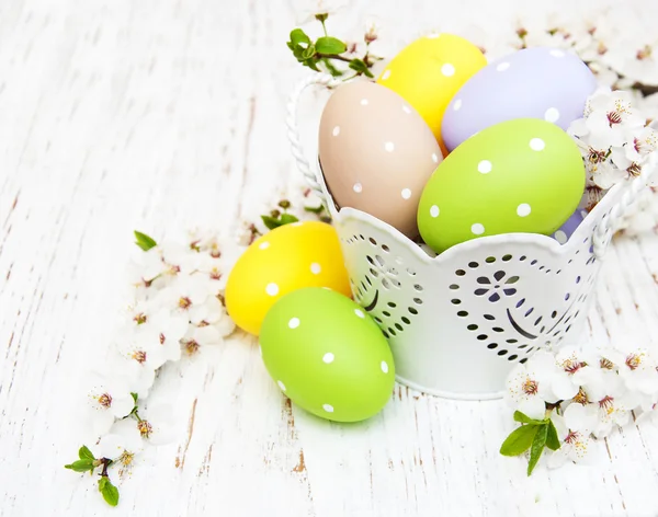 Huevos de Pascua y cerezas florecen — Foto de Stock