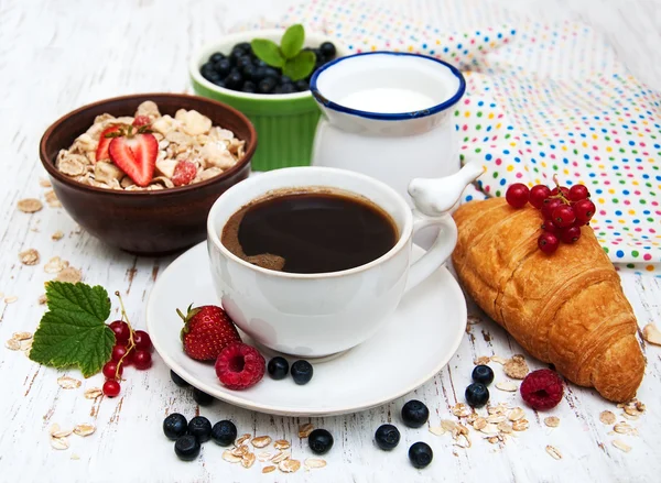 Färska bär, kaffe och croissant — Stockfoto