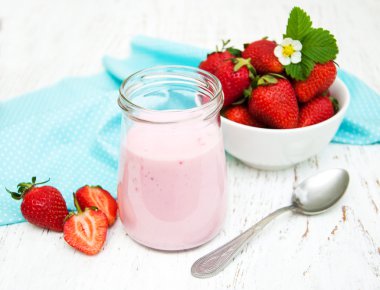 taze çilek ile çilekli yoğurt