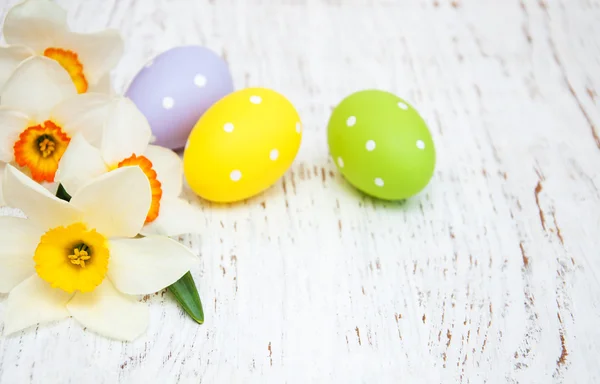 Paskalya yumurtaları ve Nergis — Stok fotoğraf