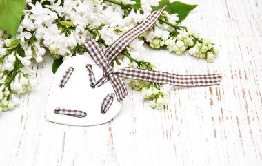 Eflatun çiçekler ve kalpleri şekli