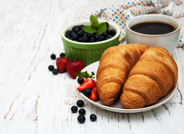 Čerstvé jahody, káva a croissant — Stock fotografie
