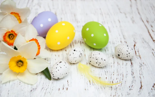 Easter eggs and daffodils — Stock Photo, Image