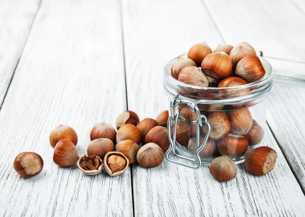 Organische hele hazelnoten in een glazen pot — Stockfoto