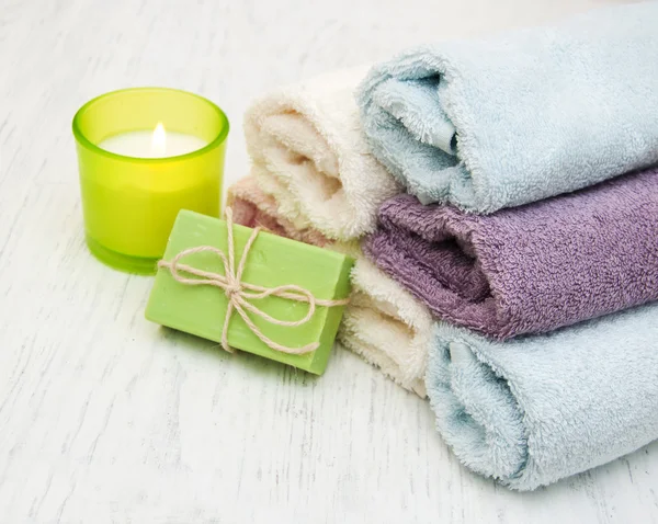 Jabón, velas y toallas —  Fotos de Stock
