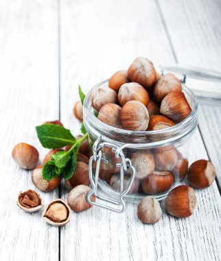 Tüm organik fındık cam kavanozda