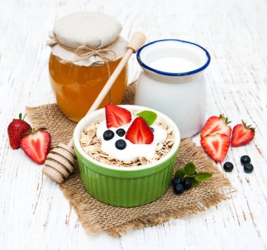 çilek ile müsli