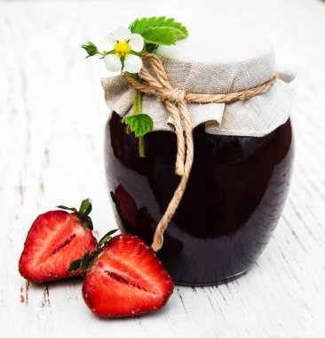 Çilek reçeli ve taze çilek.