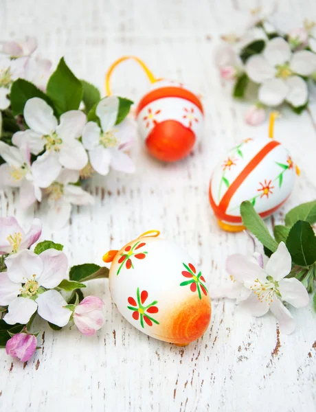 Huevos de Pascua con flor — Foto de Stock