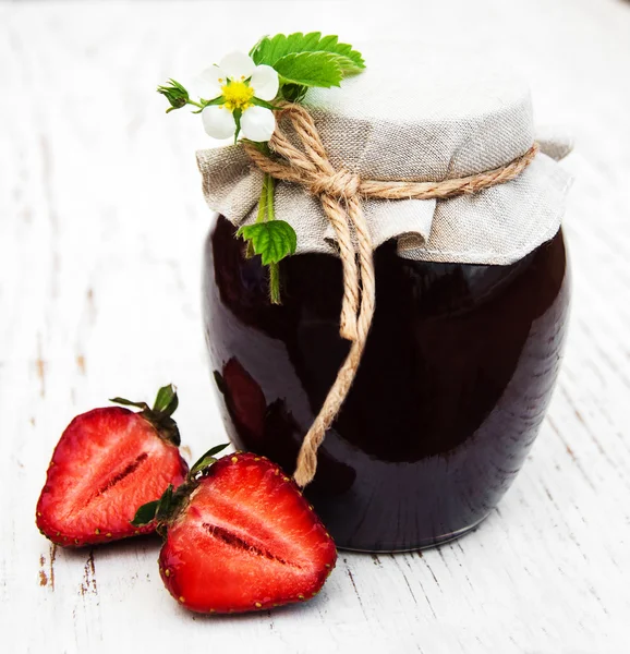 Aardbeienjam en verse aardbeien — Stockfoto