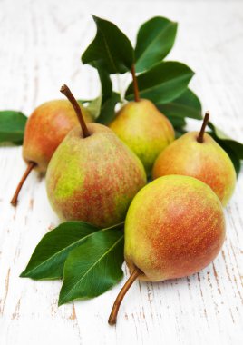 Yeşil yaprakları üzerinde taze armut