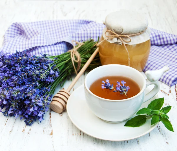 Чашка чая и лавандовые цветы — стоковое фото