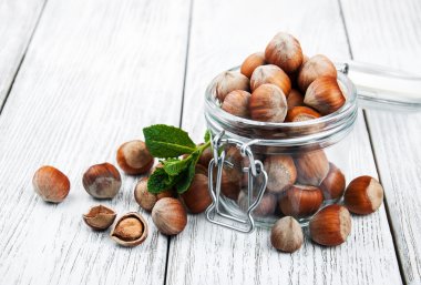 Tüm organik fındık cam kavanozda