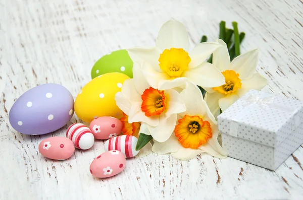 Velikonoční vajíčka a narcisy — Stock fotografie