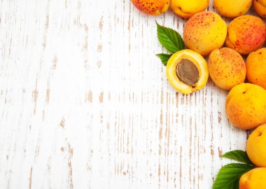 yaprakları taze kayısı