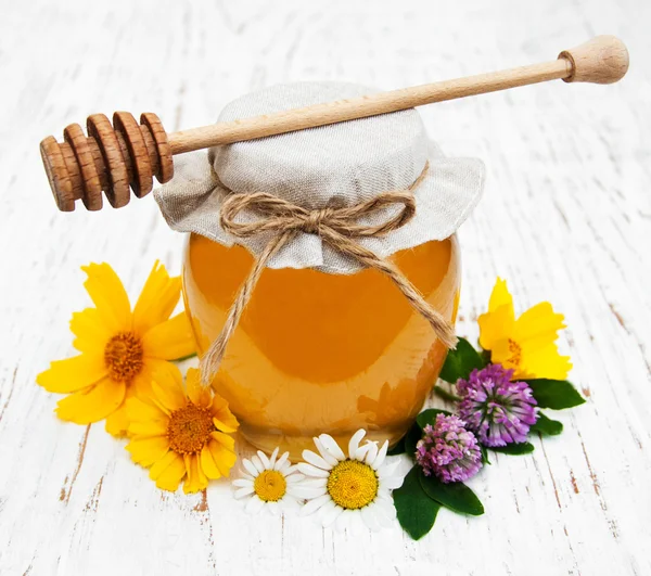 Honey and wild flowers — Stock Photo, Image