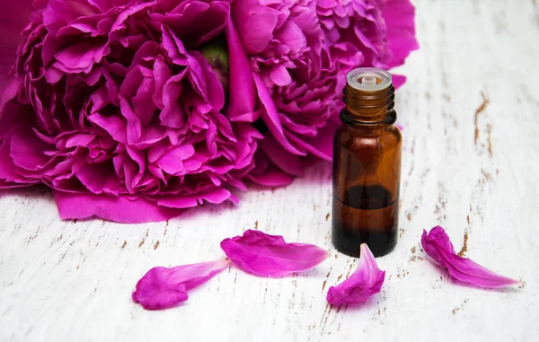 Kwiaty piwonii i olejki do masażu — Zdjęcie stockowe
