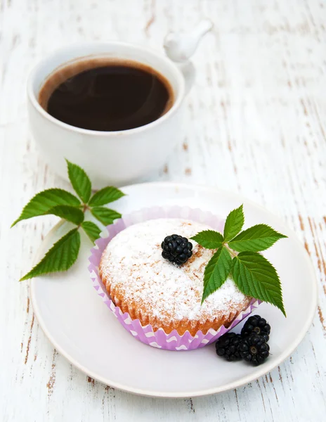 Muffins com amoras frescas — Fotografia de Stock
