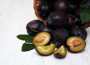 tatlı Erik yaprakları ile