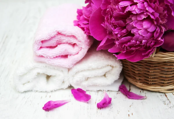 Peony bloemen met massage handdoeken — Stockfoto