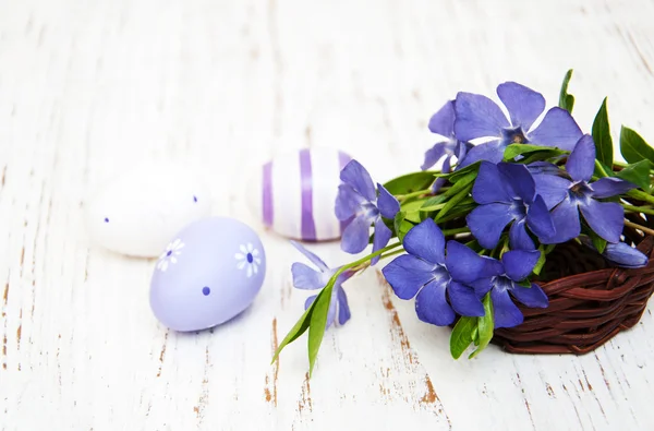 Cesta con perifollo y huevos de Pascua — Foto de Stock