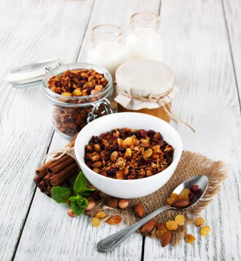 Ev yapımı fındıklı granola.