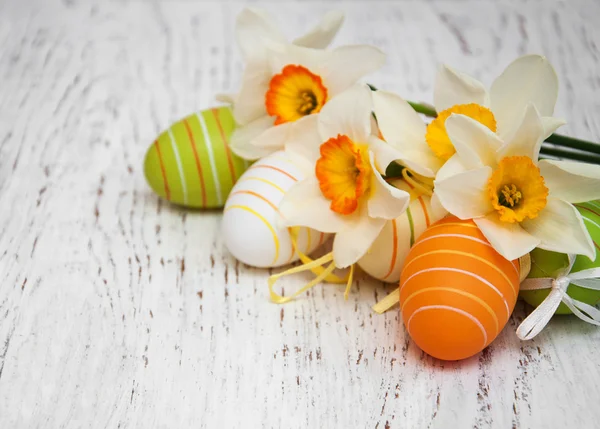 Huevos de Pascua y narcisos — Foto de Stock