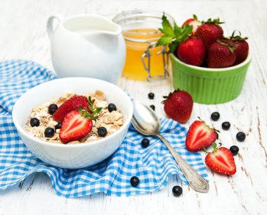 çilek ile müsli