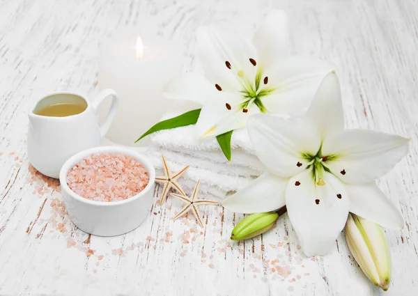 Productos de spa con lirio blanco — Foto de Stock