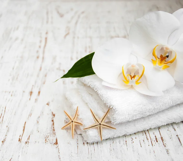 Orquídeas y toallas de spa — Foto de Stock