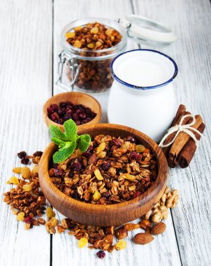 Süt ile ev yapımı granola