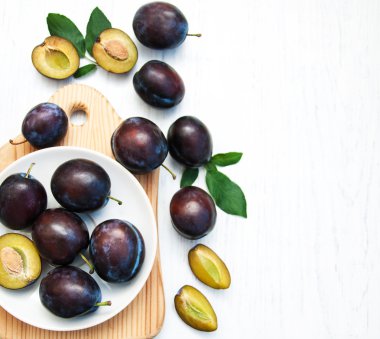 tatlı Erik yaprakları ile