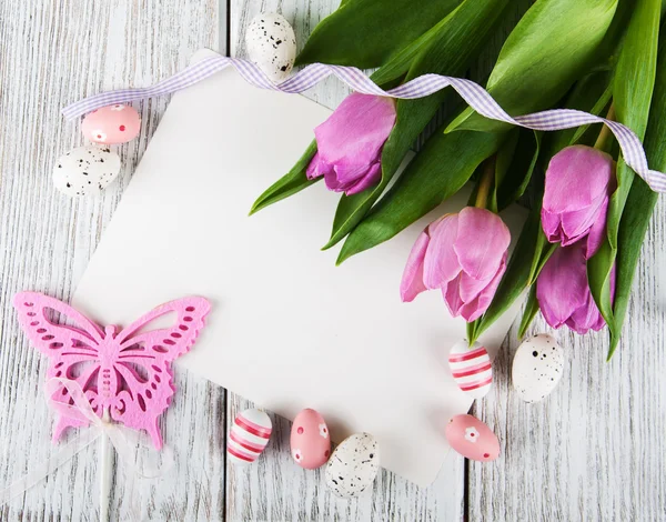 Ramo de tulipán y tarjeta de Pascua de saludo en blanco — Foto de Stock