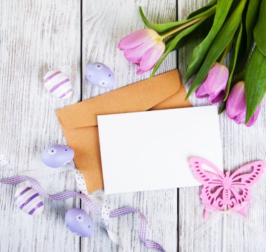 Lale buketi ve boş Paskalya kartpostal