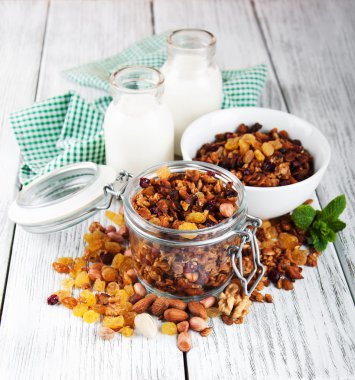 Süt ile ev yapımı granola