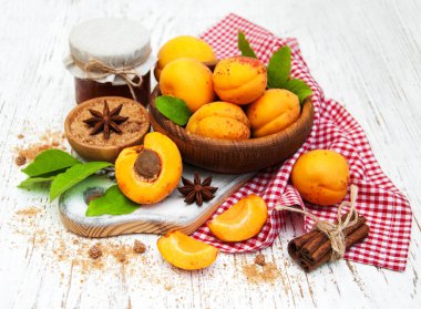 Taze kayısı ile kase