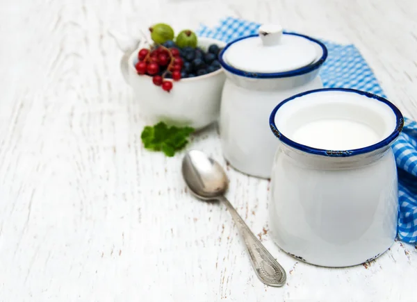 Yogurt fatto in casa con bacche — Foto Stock