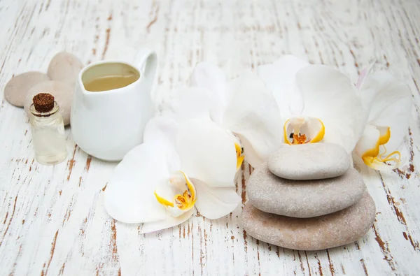 Orquídeas blancas con piedras de masaje — Foto de Stock